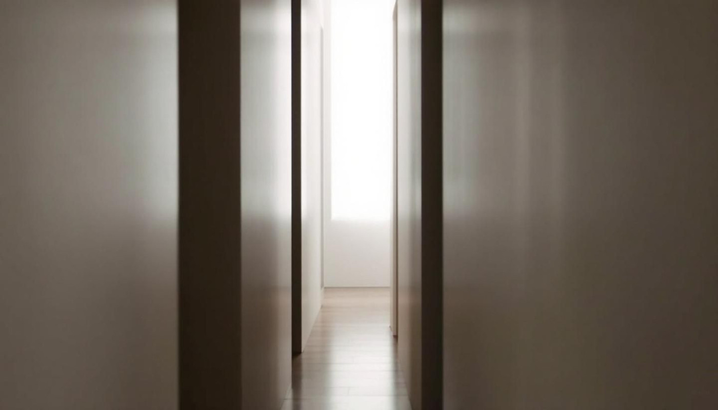 Comment transformer un couloir étroit avec une niche murale ?